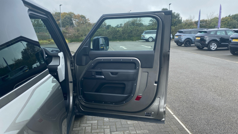 Land Rover Defender 3.0 D350 X-Dynamic HSE 90 3dr Auto Diesel Estate